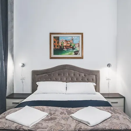 לינה וארוחת בוקר Bulldog Station With Private Wc, Ac, Tv מסטרה