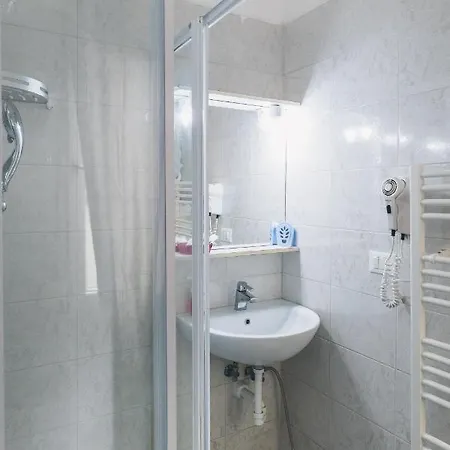 Bulldog Station With Private Wc, Ac, Tv 3*
