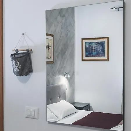 Bulldog Station With Private Wc, Ac, Tv מסטרה