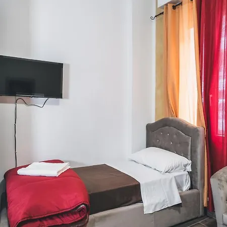 לינה וארוחת בוקר Bulldog Station With Private Wc, Ac, Tv מסטרה