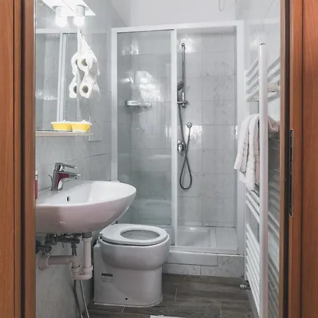 לינה וארוחת בוקר Bulldog Station With Private Wc, Ac, Tv 3*