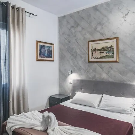 Bulldog Station With Private Wc, Ac, Tv 3* מסטרה
