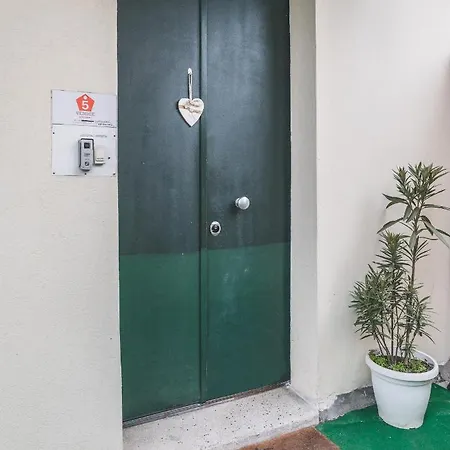 לינה וארוחת בוקר Bulldog Station With Private Wc, Ac, Tv 3*