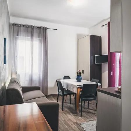 Bulldog Station With Private Wc, Ac, Tv Bed & Breakfast *